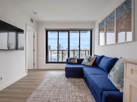 Exquisite 2 Bed Condo near DT Core WFree Parking，位于卡尔加里的酒店