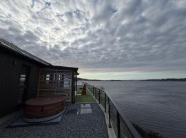 Sunset Island Retreat, Ocean Cabin with Hot Tub，位于Herland的酒店
