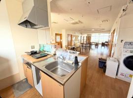 ハイ沖縄金武店トイレお風呂共用 プレオープン中駐車場有 ペット同伴可能長期滞在可能2025年10月より車貸し出しサービス有希望であればお申し付けください，位于金武的酒店