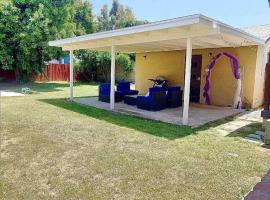 Large Fenced Yard, Pool Table, Disney Central，位于福乐顿市的酒店