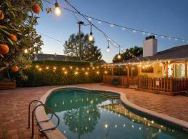 Private Pool Retreat Near Disney Game Room Firepit，位于福乐顿市的酒店