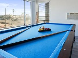 Ocean View Beach Stay w Pool Table & Bikes，位于奥克斯纳德的酒店