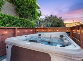 Hot Tub, Fireplace, Sauna, Cozy Historic Home，位于文图拉的酒店
