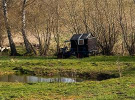 Kuschliger Schäferwagen mit Schlafsack autark auf Wiese，位于Hausbreitenbach的酒店