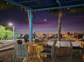 Los Pinos Beach Club Manzanillo,位于卡塔赫纳的酒店