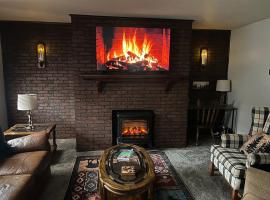 Hidden Cabin Vibes Cozy Fireplace Retreat，位于McMechen的酒店