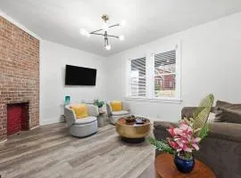 Bright & Clean 2BR Near Downtown Porch Parking