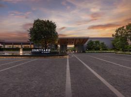 Courtyard by Marriott Phuket Chalong Bay Resort，位于查龙的酒店