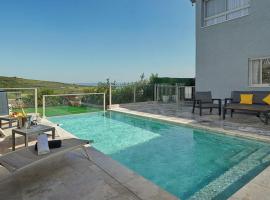 וילה ג'נסיס - וילה מהממת למשפחות עם בריכה פרטית מחוממת ליד הכנרת，位于马格达拉的酒店