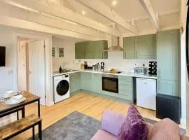 Four Counties Cottage in Collyweston by Amber Stays, Perfect for Getaways with Free Parking