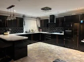 The Moon Stylish Cosy Apartment Near Pontypool