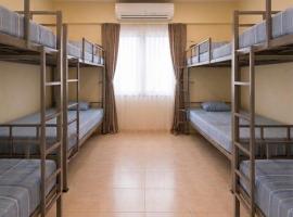 Ac Luxurious Bed with breakfast In Thane West only for Male，位于塞恩的酒店