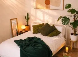 Modern Studio Apartment with Kitchenette near Belfast