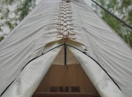 Bonair Tipi Village I Glamping，位于Călăţele的酒店