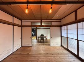 Roopt奥葉山木古庭 山を望む陽だまりの古民家 合宿可 高速出口10分 6台駐車可，位于Wada的酒店