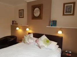 Penryn Guest House, ensuite rooms, free parking and free wifi