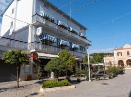 Hotel Centrale，位于皮内托的酒店