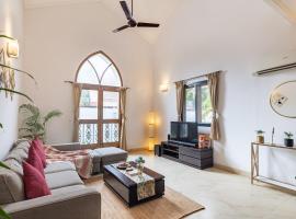 New Luxury Duplex villa with pool in Siolim，位于西奥利姆的酒店