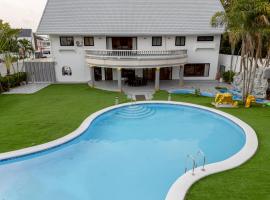 The Grand Aqua Mansion Pattaya -5BR Luxury Villa with Largest Private Pool，位于农布的酒店