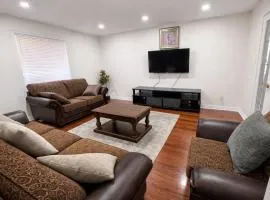 Spacious 4 Bedroom Home in Orangeville with Free Parking, Laundry and Deck - 10 Min Walk to Headwaters Hospital, 5 Min to Mount Alverno - Great for Medical & Family Stays!