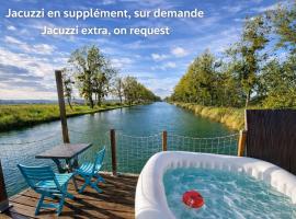 Cottage flottant nature, Jacuzzi Privé en supplément près de Dijon，位于Ouges的酒店