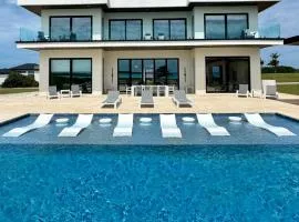 Sea Side Villa - Luxury Villa + Full Concierge!