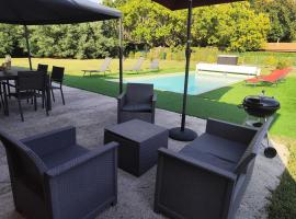 Maison de vacances avec piscine，位于苏斯通的酒店