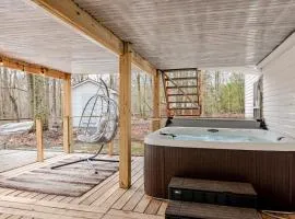 Luxury Poconos Retreat-Hot Tub-Theater-Fire Pit-Deck with Enclosure