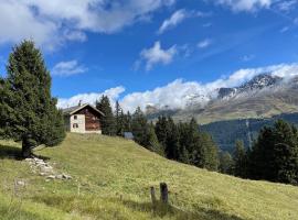 Ski cabin for 10 people right on slopes，位于伦策海德的酒店