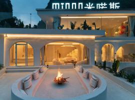 Yangshuo MINOS Hotel-Inspired by Santorini design, Entrance of Ten-Mile Gallery,Free Laundry,Itinerary Hepler,Book Tickets in Advance,E Scooter Service，位于阳朔的酒店