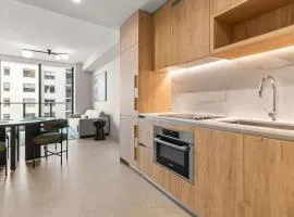 Downtown Luxury Condo withPool & Skyline Views