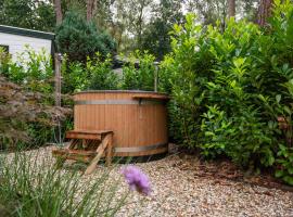 Wild Flower Wellness met privé Sauna en Hottub in prachtige tuin met overkapping，位于洪德洛的酒店