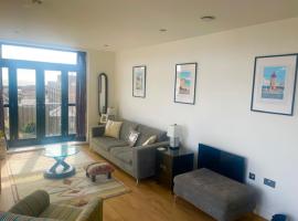 Top-end penthouse with sea views and free parking，位于拉姆斯盖特的酒店
