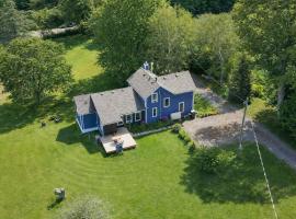 Summer Farmhouse-Hottub, Stargazing, BBQ-Sleeps 8，位于Colborne的酒店