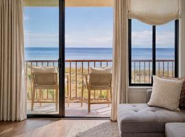 Front Row Oceanfront KING Villa - Private Balcony & Steps to Sand，位于希尔顿黑德岛的酒店