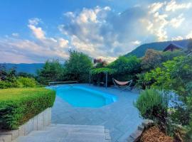 Castle view terrace - Swimming pool - Air conditioning，位于La Vancelle的酒店