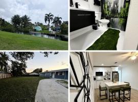 2 bed Lake House in Lantana 3 MI to Beach NO FEES，位于Atlantis的酒店