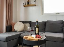 Knusse stacaravan op gezellige familiecamping!，位于Diffelen的酒店