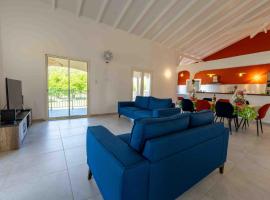 Grande maison lumineuse - 8 personnes - jardin arboré & terrasse，位于Petit-Canal的酒店