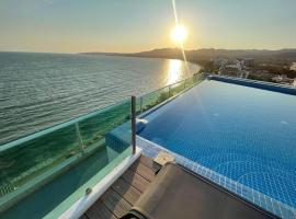 Risco Centro de Bucerías beachfront with pool，位于布塞里亚斯的酒店
