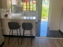 Sea Breeze Holiday Apartments 3 Minute Walk to Black Sand Beach