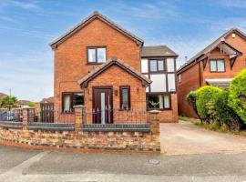 Cosy 4 Bed Detached Home with Garden Near MCR!，位于拉德克利夫的酒店