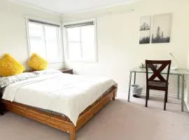 Private 2 bedroom Suite in a House, Free Parking, 15 Min YVR
