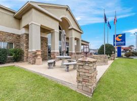 Comfort Inn & Suites Greenwood near University，位于格林伍德的酒店