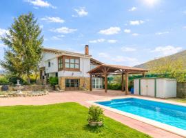 Espectacular casa rural con piscina en el Baztan，位于Iráizoz的酒店