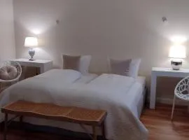 BALTHAZAR IPHOFEN, ohne Frühstück, nähe MARKTPLATZ, KNAUF GIPS KG und ConneKT, Weingut Wirsching, TV mirroring 55" Zoll, Wifi, mit Garten & Terrassen