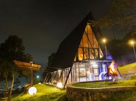 Retreat farm hill villa nature fog sunrise，位于Ciburayut的酒店
