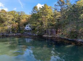 1920s Riverfront Cottage Historic Maine Charm，位于Edgecomb的酒店