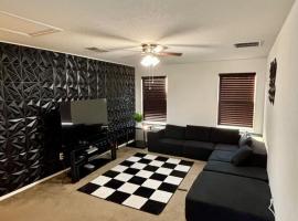Luxurious 4bed 3bath Near River Walk and Lackland AFB with King Bed，位于圣安东尼奥的酒店