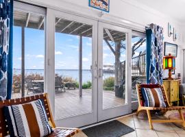 Beachfront Condo - Prime Commercial St Location，位于普罗温斯敦的酒店